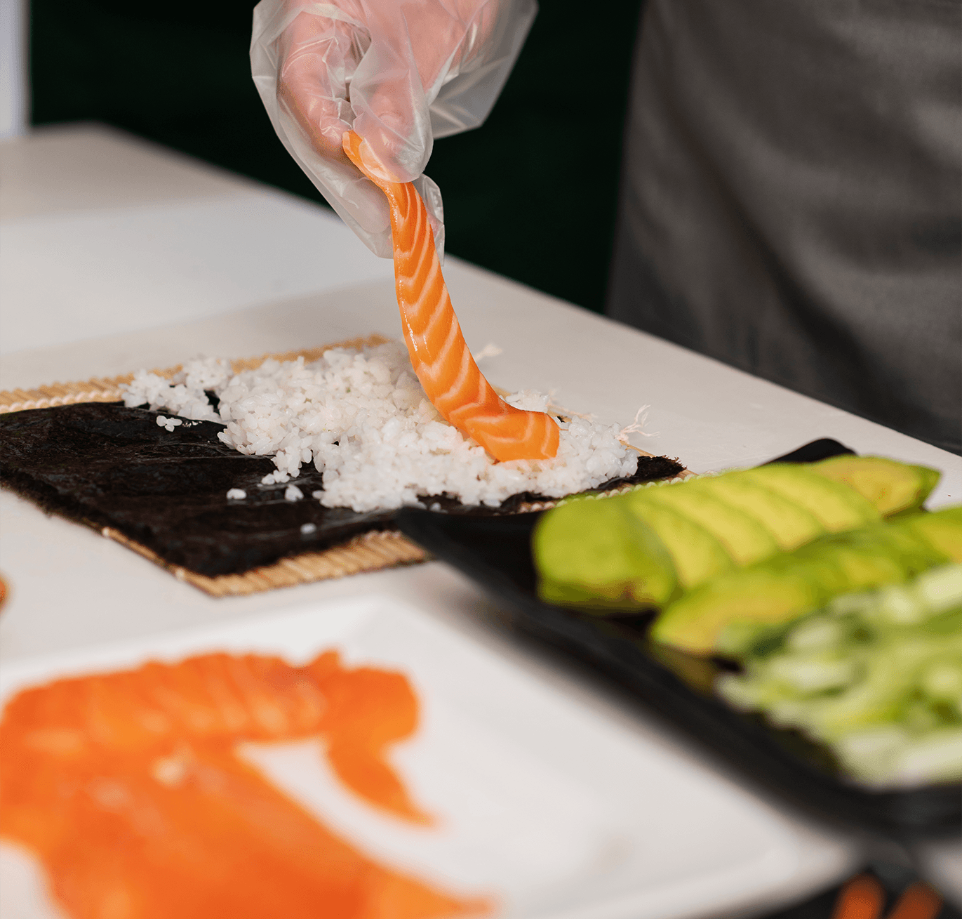 Préparation d’un maki au saumon et à l’avocat