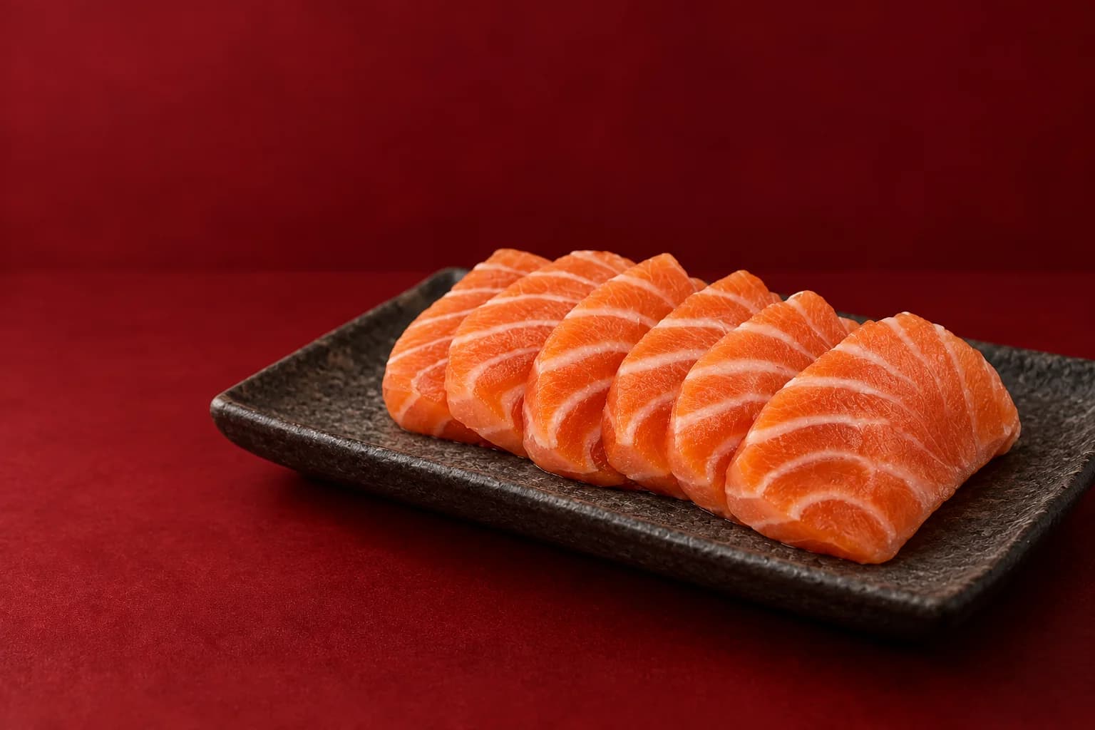 Illustration de tranches de sashimi de saumon sur une assiette sombre